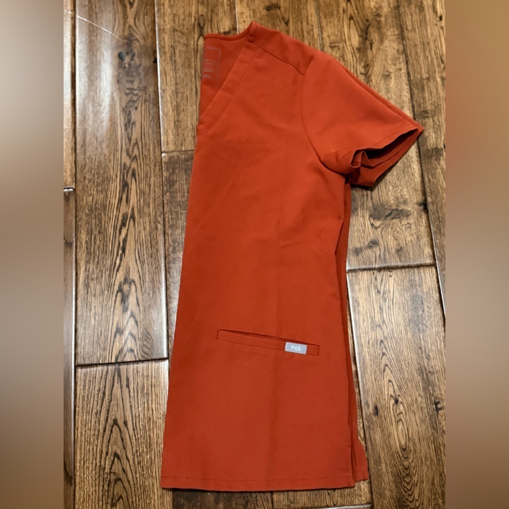 FIGS Women's Casma 3-Pocket Scrub Top in Canyons. Size: XS - Picture 6 of 10